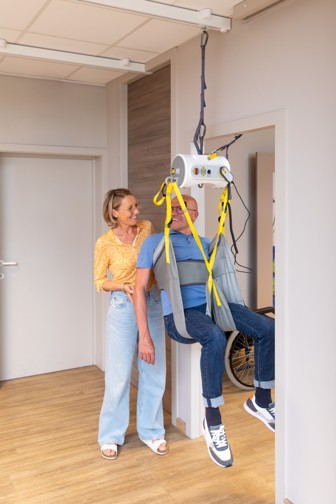 stopny-zdvihak-handi-move-s-prevesovacim-systemom-tarzan-2 Zdvíhacie zariadenie pre imobilných s prevešovacím systémom Tarzan cez zárubňu dverí