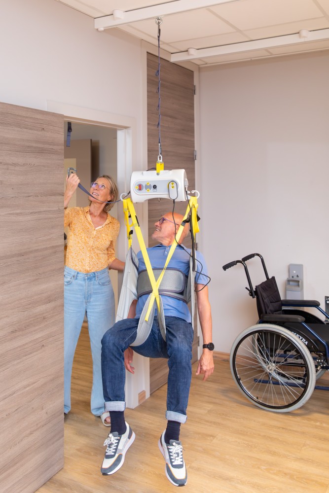 stopny-zdvihak-handi-move-s-prevesovacim-systemom-tarzan-3 Stropný zdvihák pre imobilných Handi-Move s úrevešovaním cez zárubne Tarzan pri prechode medzi miestnosťami