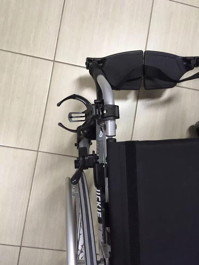 drziak na flasu na invalidny vozik