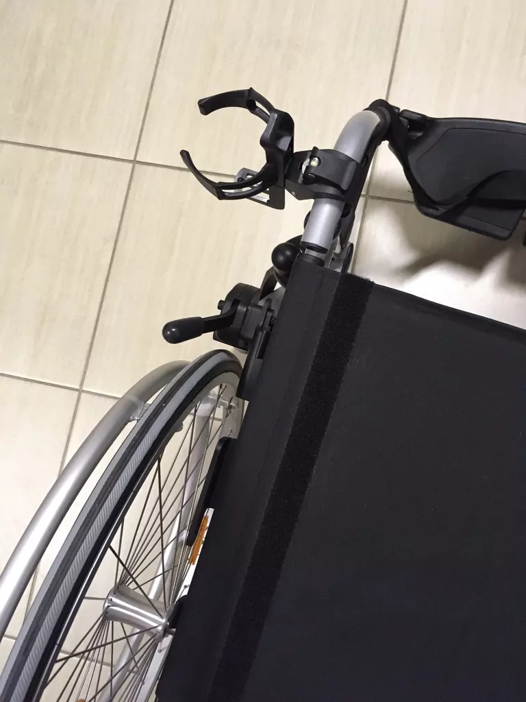 drziak na flasu na invalidny vozik