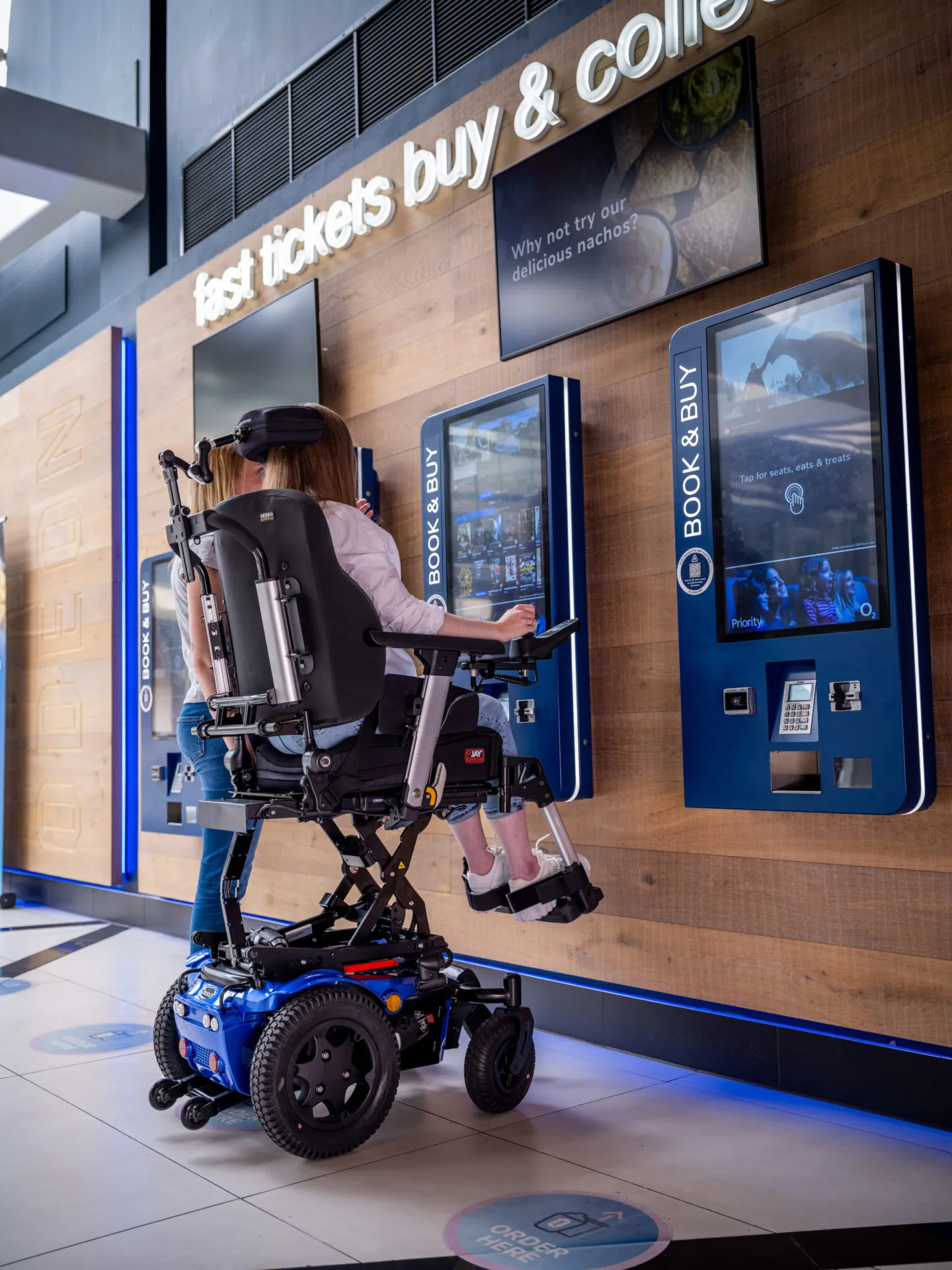 DSCF8631 Elektrický vozík Quickie Q300 - zdvih sedačky