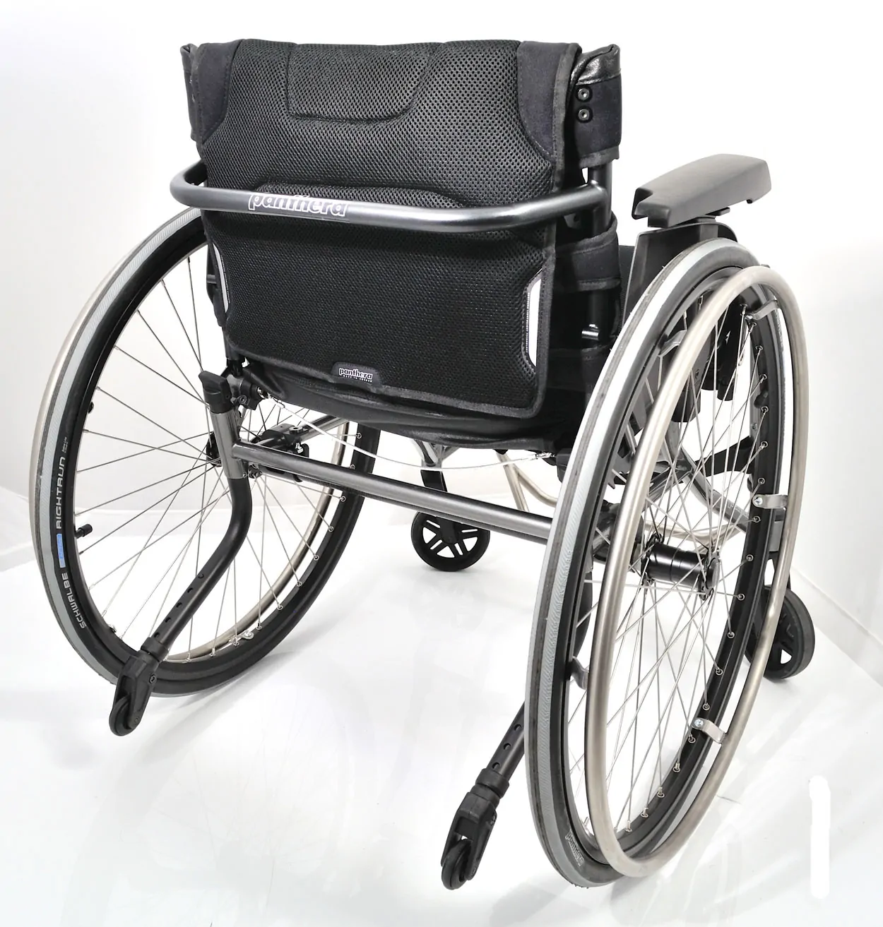 ultraľahký mechanický invalidný vozík Panthera S3