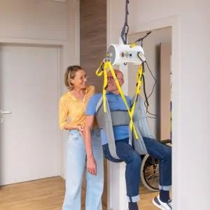 Zdvíhacie zariadenie pre imobilných s prevešovacím systémom Tarzan cez zárubňu dverí